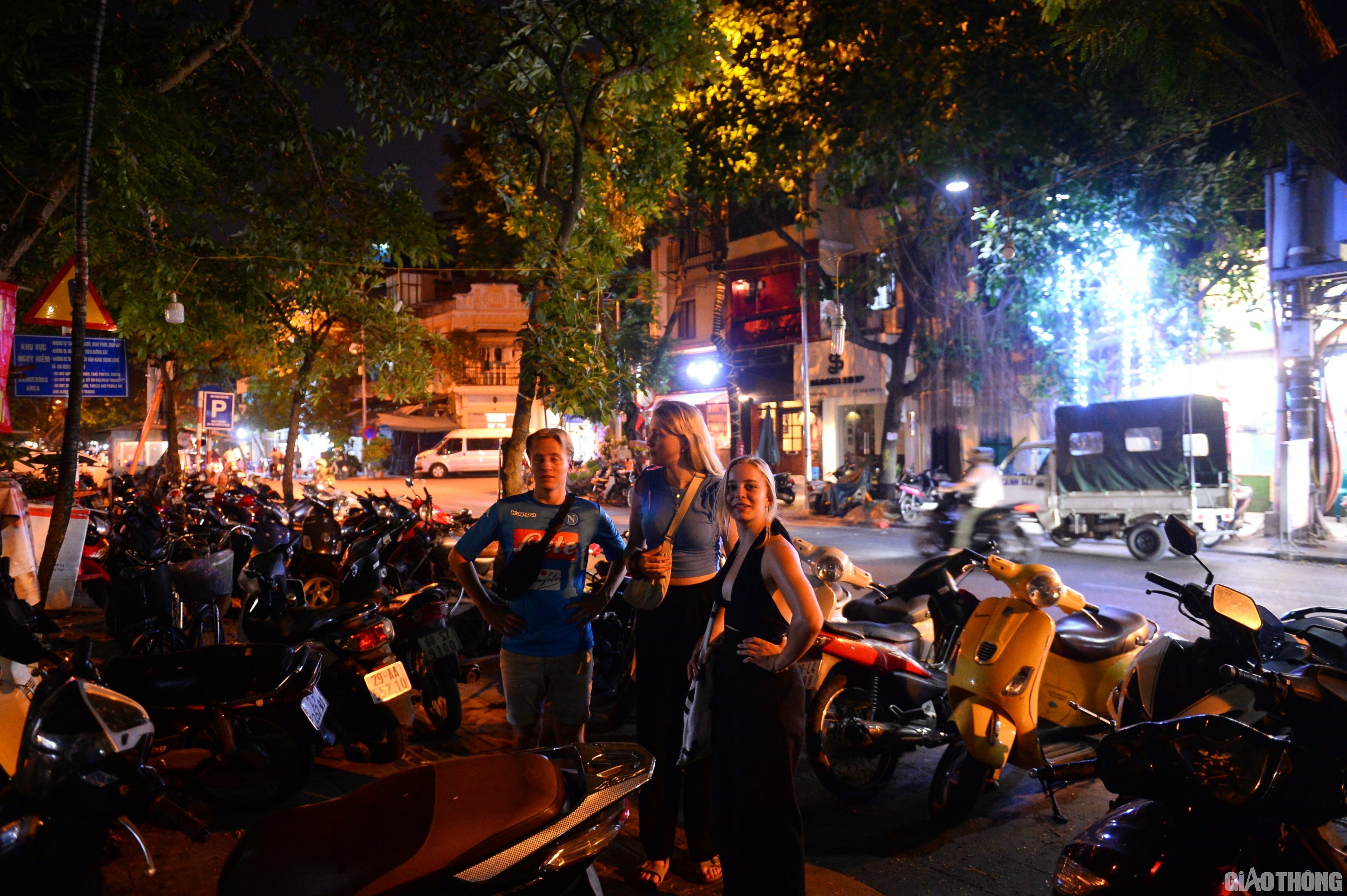 Do kh&ocirc;ng nắm được th&ocirc;ng tin, nhiều du kh&aacute;ch, chủ yếu l&agrave; người nước ngo&agrave;i vẫn đổ về khu vực phố cafe đường t&agrave;u.