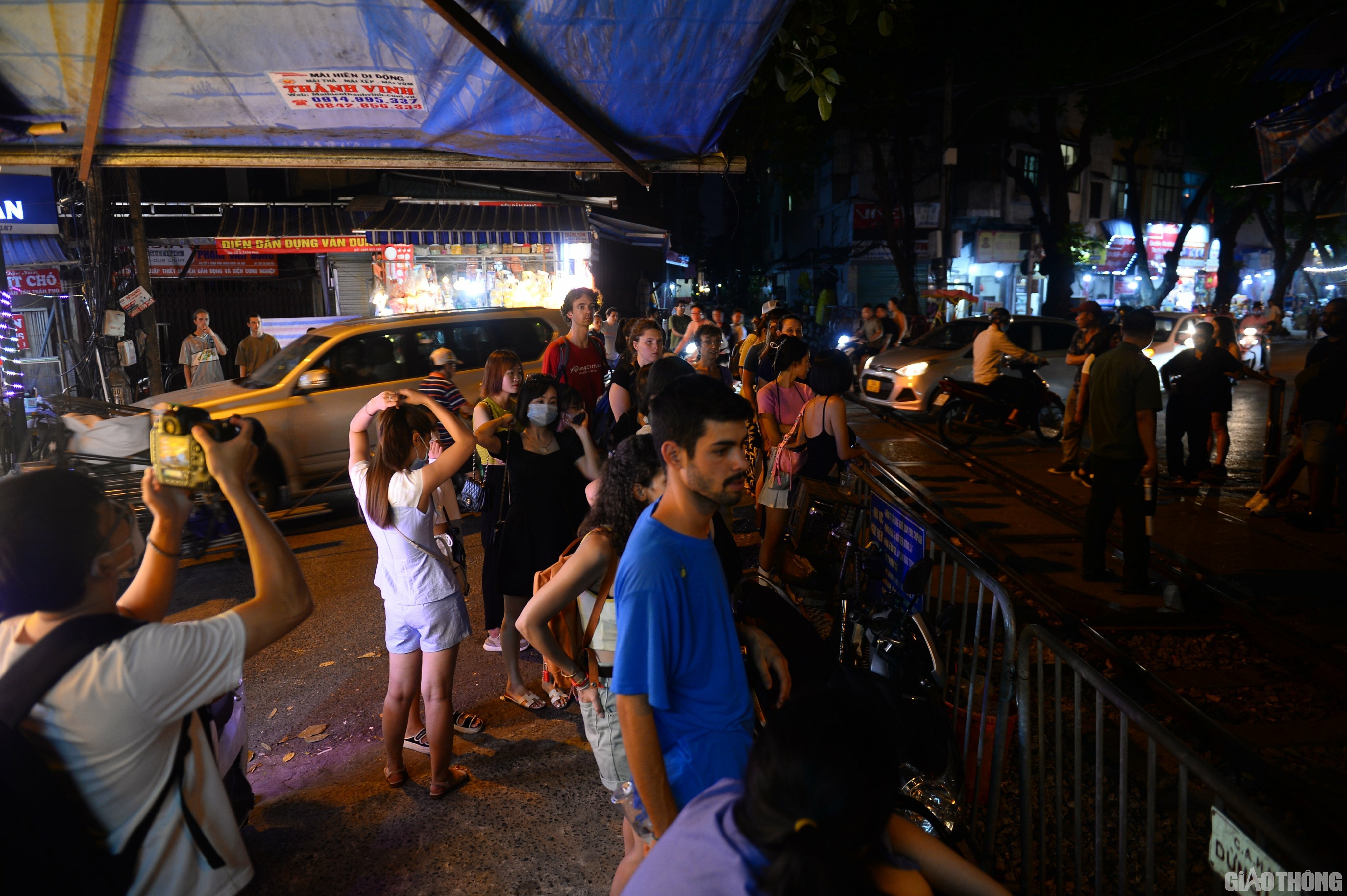 Theo &ocirc;ng Qu&acirc;n, quận Ho&agrave;n Kiếm sẽ giao cho lực lượng chức năng tổ chức r&agrave;o chắn, tổ chức tuy&ecirc;n truyền, vận động dưới nhiều h&igrave;nh thức để người d&acirc;n kh&ocirc;ng vi phạm h&agrave;nh lang an to&agrave;n đường sắt tại khu vực n&agrave;y.