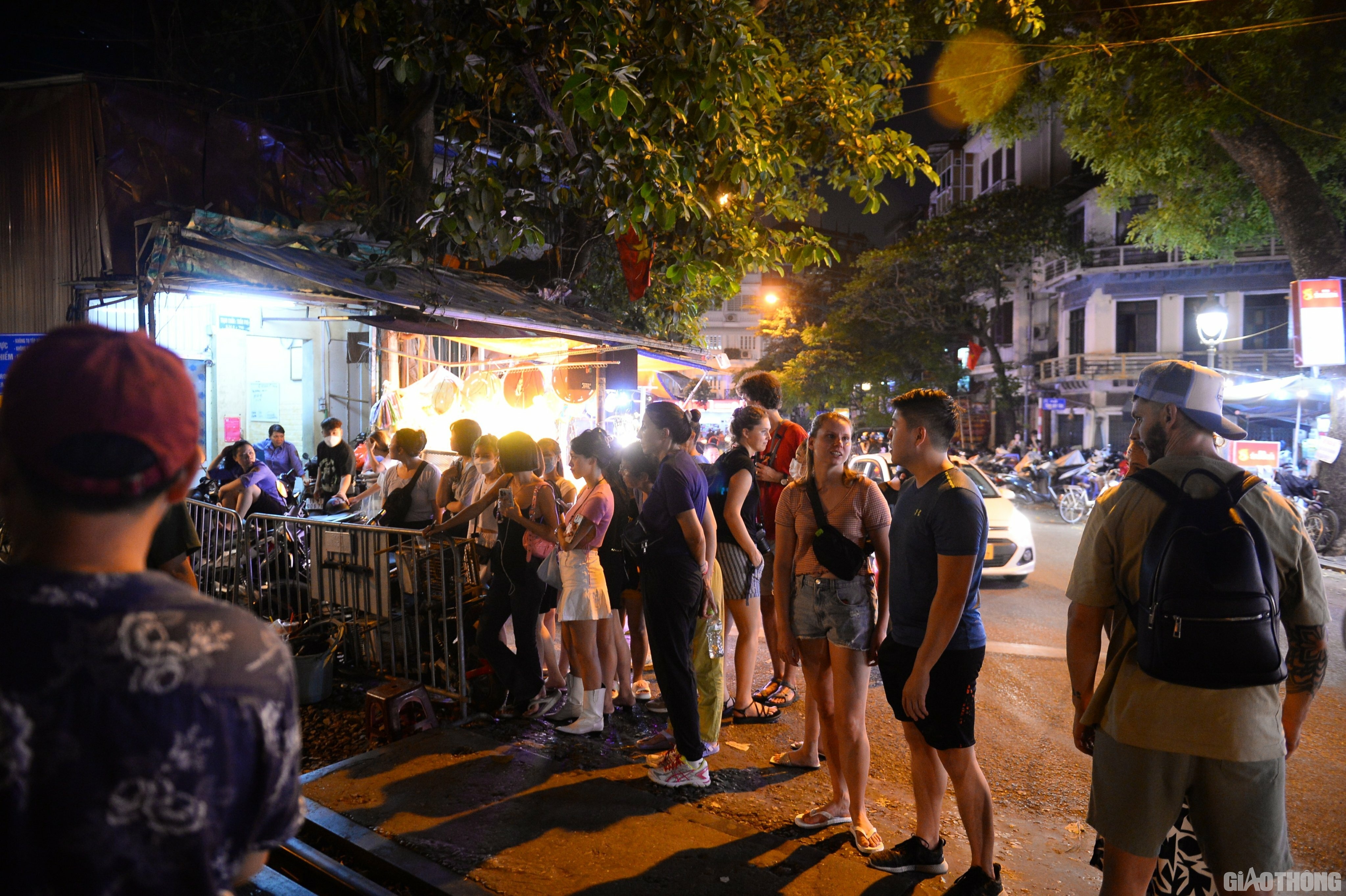 "Ch&uacute;ng t&ocirc;i đang phối hợp với Sở GTVT H&agrave; Nội v&agrave; C&ocirc;ng ty Quản l&yacute; Đường sắt Hải H&agrave; x&acirc;y dựng đề &aacute;n du lịch nhằm đ&aacute;p ứng nhu cầu của người d&acirc;n tr&ecirc;n tinh thần tu&acirc;n thủ ph&aacute;p luật", &ocirc;ng Qu&acirc;n cho biết.