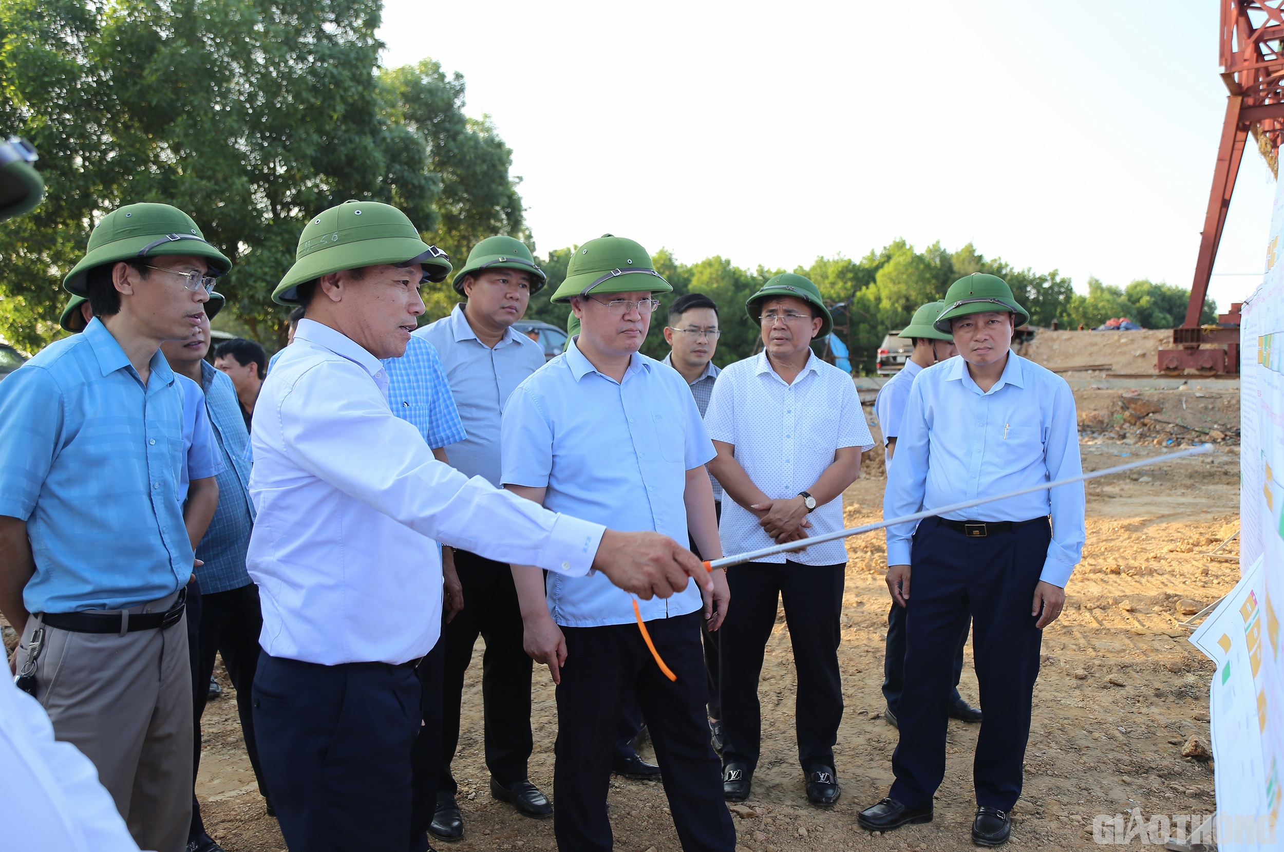 C&ugrave;ng đi c&ugrave;ng đo&agrave;n kiểm tra trong chiều ng&agrave;y 14/9, Ph&oacute; Chủ tịch Thường trực UBND tỉnh Nghệ An - L&ecirc; Hồng Vinh y&ecirc;u cầu b&ecirc;n cạnh tiến độ, chủ đầu tư (Sở GTVT Nghệ An), tư vấn gi&aacute;m s&aacute;t cần thực hiện gi&aacute;m s&aacute;t chặt chẽ đảm bảo chất lượng tốt nhất.