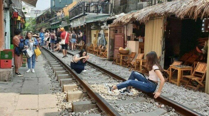 Phố cafe đường t&agrave;u ở khu vực đường t&agrave;u nối giữa L&ecirc; Duẩn, Trần Ph&uacute;, Cửa Đ&ocirc;ng v&agrave; Ph&ugrave;ng Hưng, chỉ d&agrave;i 2 km l&agrave; địa điểm thu h&uacute;t đ&ocirc;ng người nước ngo&agrave;i v&agrave; bạn trẻ trong nước đến đ&acirc;y uống cafe, chụp ảnh.