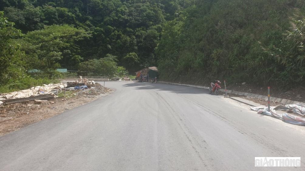 Hơn 1.5km đường và 4 đơn nguyên tường chắn của công ty Cầu đường I Hà Tĩnh đã làm đạt 77% khối lượng, cố gắng hoàn thành trước ngày 31/12.