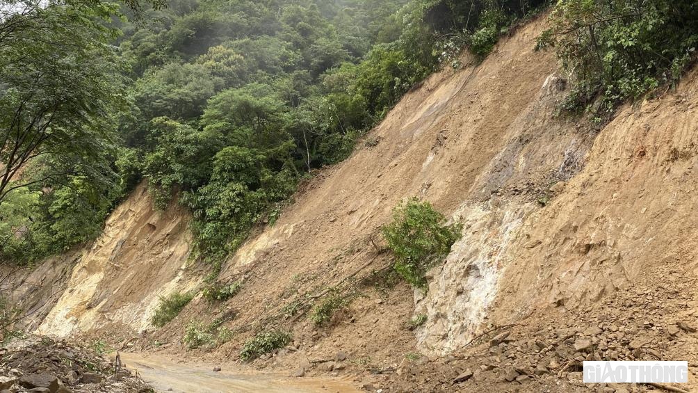 Việc vừa thi công, vừa phải xắn tay hốt bùn nhão từ triền núi chảy tràn xuống là chuyện rất bình thường tại đây.