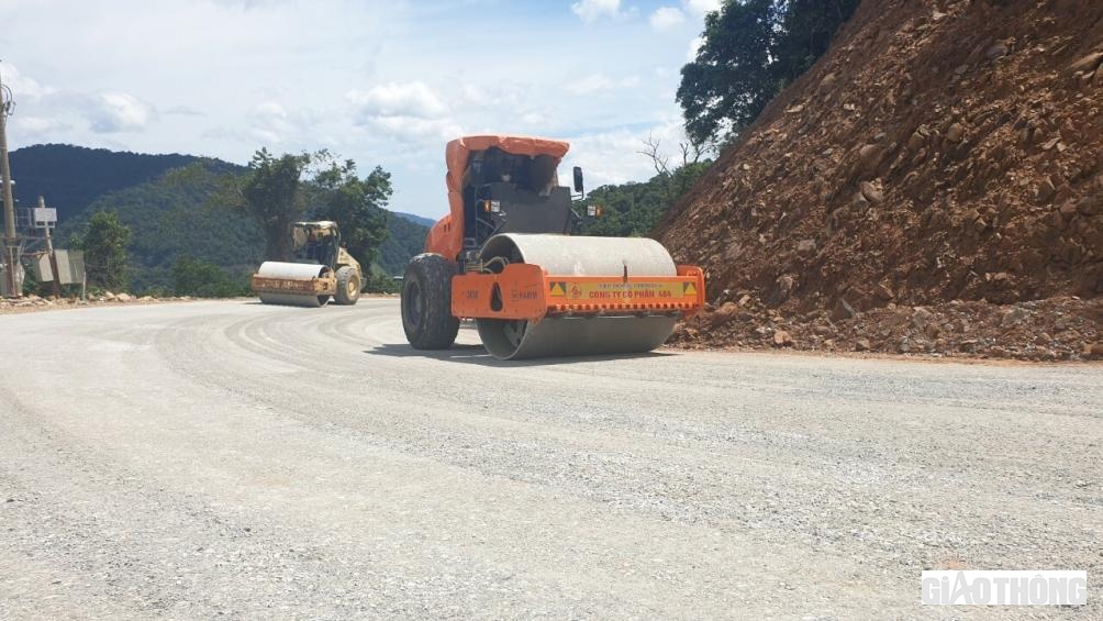 Trên tuyến, một số đoạn đã được rải lớp base. Tuy nhiên, công đoạn này đang gặp bất lợi khi thời tiết mưa liên tục khiến việc thi công phải làm đi làm lại nhiều lần. (Ảnh: nhà thầu 484 đưa máy lu lên giúp Công ty Cầu Đường bộ I Hà Tĩnh xử lý đoạn đường bị hư hỏng do mưa)