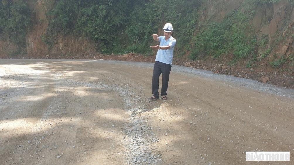 Theo Kỹ sư Lâm Quốc Tuấn - Ban QL dự án 4, việc thi công tại dự án gặp quá nhiều bất lợi về thời tiết, địa hình... Ví như mới đây, mưa lớn làm sạt taluy dương khiến một lượng lớn đá base bị trôi, đất sình lầy, các đơn vị phải mất thời gian, công sức, tiền bạc để làm lại.