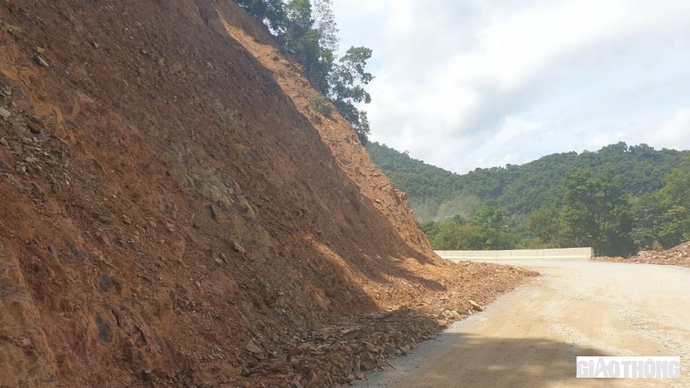 Theo Tư vấn trưởng dự án, kỹ sư Nguyễn Phong Thành, hàng chục năm làm tư vấn, lần đầu tiên ông tham gia một dự án có tính chất đặc thù như thế này. Ngoài vấn đề địa hình, khan hiếm vật liệu, thời tiết vẫn là cản trở lớn nhất. Đang trời nắng to bỗng nhiên lại đổ mưa gây sạt lở khiến bao nhiêu công sức của đơn vị thi công, anh em công nhân đều "đổ bể".