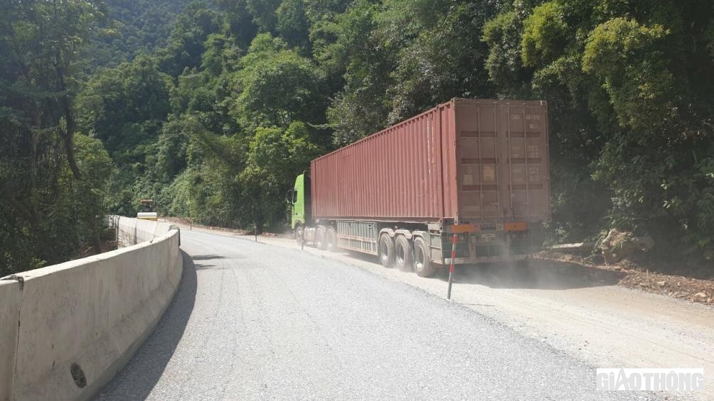 Vượt qua những khó khăn, một số gói thầu trên tuyến đã rải lớp đá base để chuẩn bị trải thảm.