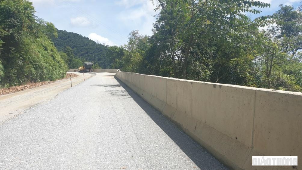 Tường chắn bê tông chắc chắn giống như những tấm khiên được dựng trước vực sâu để đề phòng phương tiện gặp sự cố.