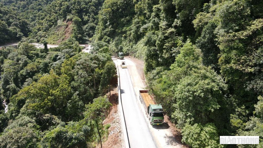 Khác hẳn với trước đây, trải qua thời gian "đội nắng, hứng mưa" các đơn vị thi công đã biến con đường hư hỏng, đầy ổ gà, ổ voi, thành cung đường đi lại thuận lợi hơn nhiều.