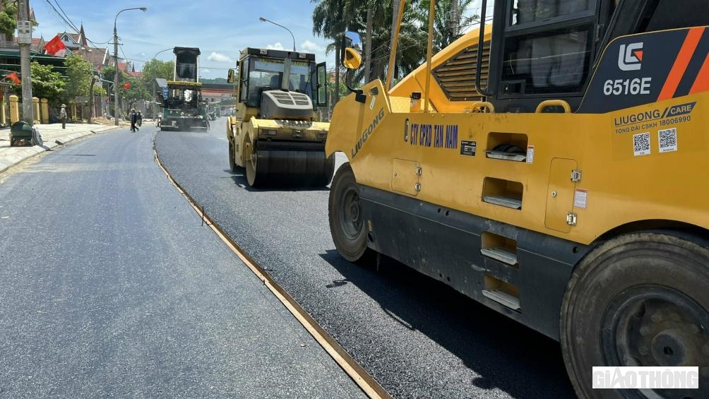 Những ngày này tranh thủ những ngày nắng ít ỏi, các nhà thầu thi công Dự án nâng cấp, sửa chữa QL8A đang dồn lực thảm những đoạn bê tông nhựa lớp 2 cuối cùng (Ảnh: Nhà thầu Tân Nam thảm BTN lớp 2 ở gói 07)