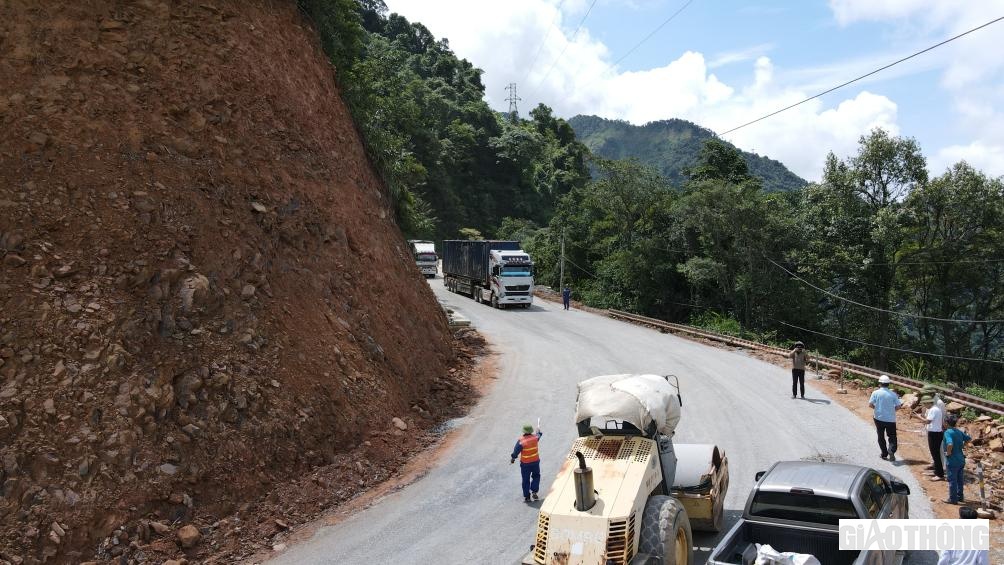 Công tác điều tiết phương tiện, đảm bảo an toàn giao thông trong quá trình vừa thi công vừa khai thác được các đơn vị thực hiện nghiêm túc.