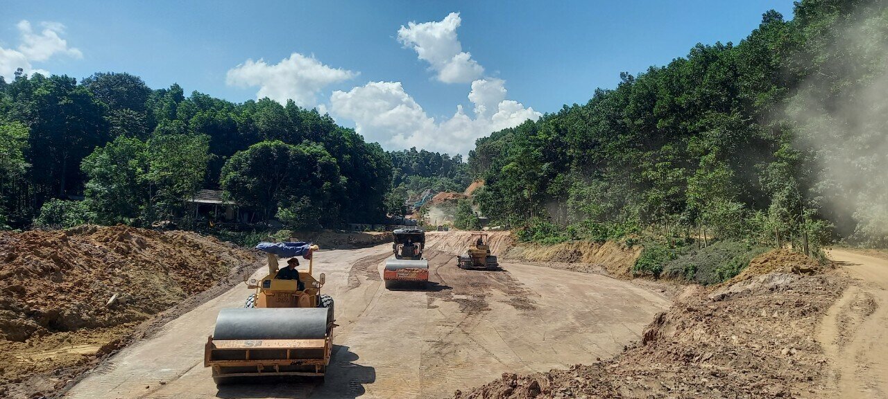 Nhà thầu ở gói khởi công sau đua tiến độ với gói trước...