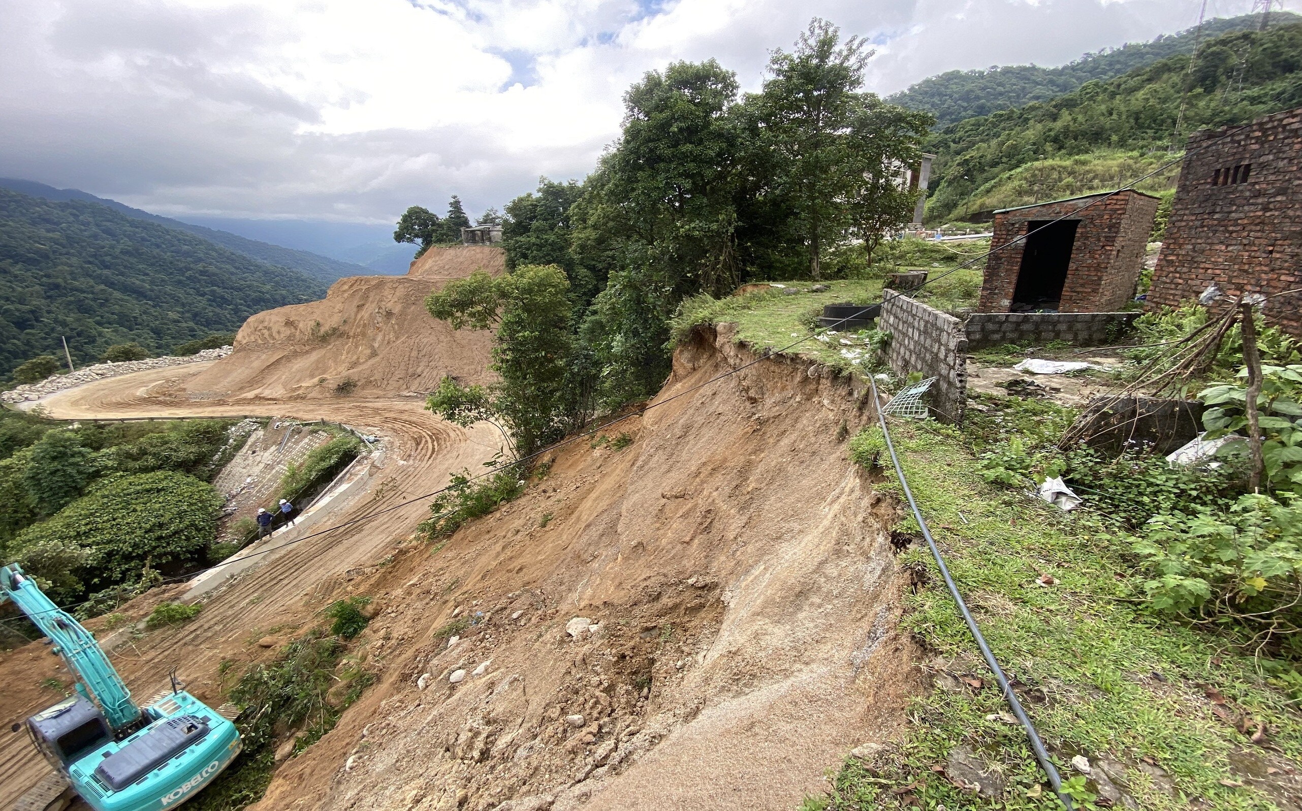 Đối mặt với nguy hiểm khi khắc phục sạt lở ở những điểm treo leo bên núi bên vực. (Ảnh: Sạt lở Km84+267-Km84+320)