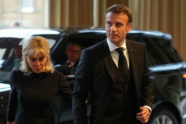 Trong những ng&agrave;y qua, h&agrave;ng trăm ngh&igrave;n người d&acirc;n tại Anh đ&atilde; xếp h&agrave;ng v&agrave;o viếng linh cữu cố Nữ ho&agrave;ng đặt tại Đại sảnh Westminster.
B&ecirc;n tr&ecirc;n l&agrave; h&igrave;nh ảnh Tổng thống Ph&aacute;p Emmanuel Macron c&ugrave;ng phu nh&acirc;n tới viếng cố Nữ ho&agrave;ng Anh.