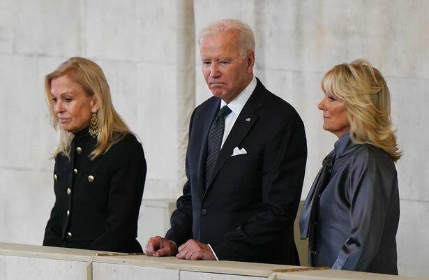 Ng&agrave;y 19/9, ước t&iacute;nh khoảng 500 th&agrave;nh vi&ecirc;n ho&agrave;ng gia, l&atilde;nh đạo thế giới gồm Tổng thống Mỹ Joe Biden, Tổng thống Ph&aacute;p Emmanuel Macron, Nhật Ho&agrave;ng Naruhito&hellip; đ&atilde; c&oacute; mặt tại London để tiễn biệt Nữ ho&agrave;ng Elizabeth II. 
Trong ảnh, Tổng thống Mỹ Joe Biden c&ugrave;ng phu nh&acirc;n viếng cố Nữ ho&agrave;ng Anh.