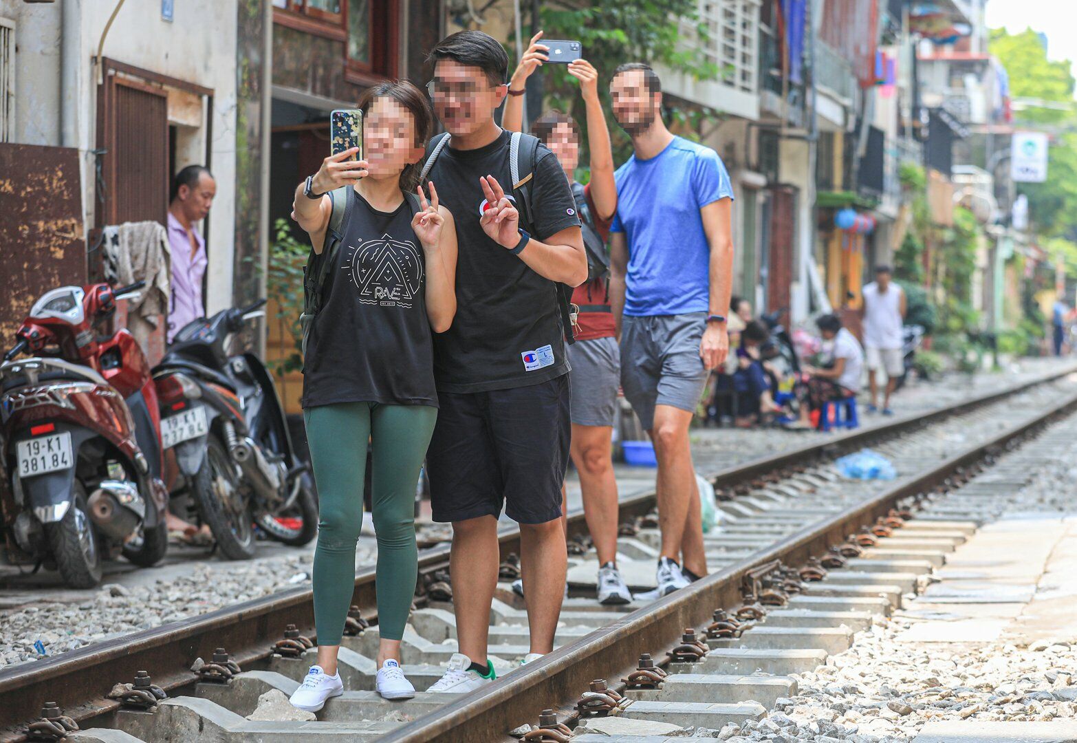 S&aacute;ng nay (19/9), ghi nhận của PV B&aacute;o Giao th&ocirc;ng cho thấy, một số đoạn tại phố đường t&agrave;u ở quận Ho&agrave;n Kiếm (TP H&agrave; Nội), du kh&aacute;ch vẫn v&ocirc; tư chụp ảnh check in.