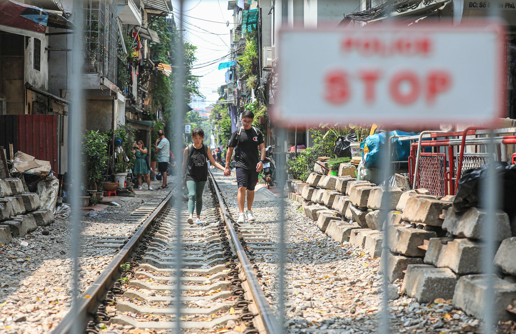 C&oacute; mặt tại đ&acirc;y hơn một tiếng, ghi nhận rất nhiều người đến chụp ảnh tại phố đường t&agrave;u nhưng PV B&aacute;o Giao th&ocirc;ng kh&ocirc;ng thấy b&oacute;ng d&aacute;ng của lực lượng chức năng y&ecirc;u cầu du kh&aacute;ch đi ra khỏi đường t&agrave;u.