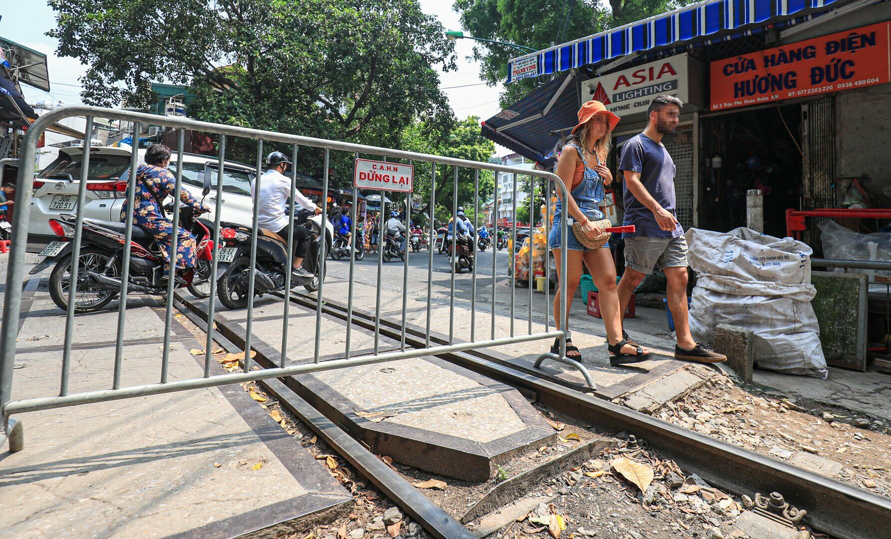 Ghi nhận của PV B&aacute;o Giao th&ocirc;ng, khoảng hơn 10h s&aacute;ng 19/9, tại n&uacute;t giao đường sắt với phố Điện Bi&ecirc;n Phủ, h&agrave;ng r&agrave;o chắn vẫn được dựng l&ecirc;n nhưng kh&ocirc;ng c&oacute; sự xuất hiện của lực lượng chức năng chốt trực, nhắc nhở n&ecirc;n nhiều du kh&aacute;ch vẫn thản nhi&ecirc;n đi v&agrave;o đường t&agrave;u để chụp ảnh.