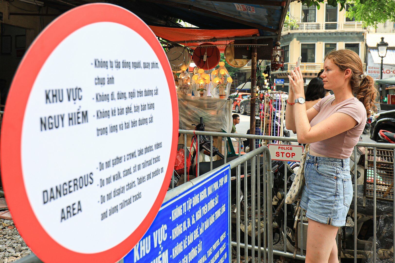 Du kh&aacute;ch chỉ c&oacute; thể đứng ở ph&iacute;a b&ecirc;n ngo&agrave;i chụp ảnh v&agrave;o phố đường t&agrave;u.