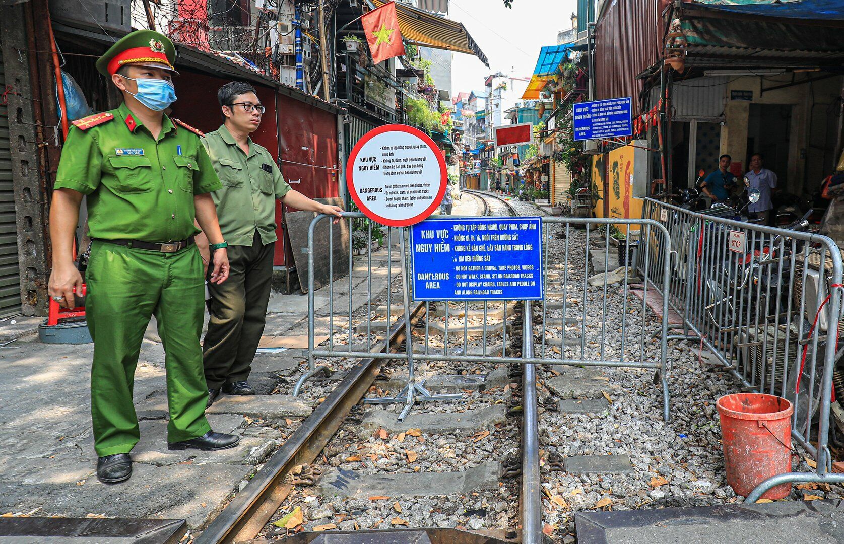 C&aacute;ch đ&oacute; kh&ocirc;ng xa, đoạn đường t&agrave;u từ phố Trần Ph&uacute; hướng về phố Điện Bi&ecirc;n Phủ c&oacute; lực lượng c&ocirc;ng an đứng bảo vệ th&igrave; đường t&agrave;u kh&ocirc;ng c&oacute; b&oacute;ng d&aacute;ng của du kh&aacute;ch chụp ảnh.