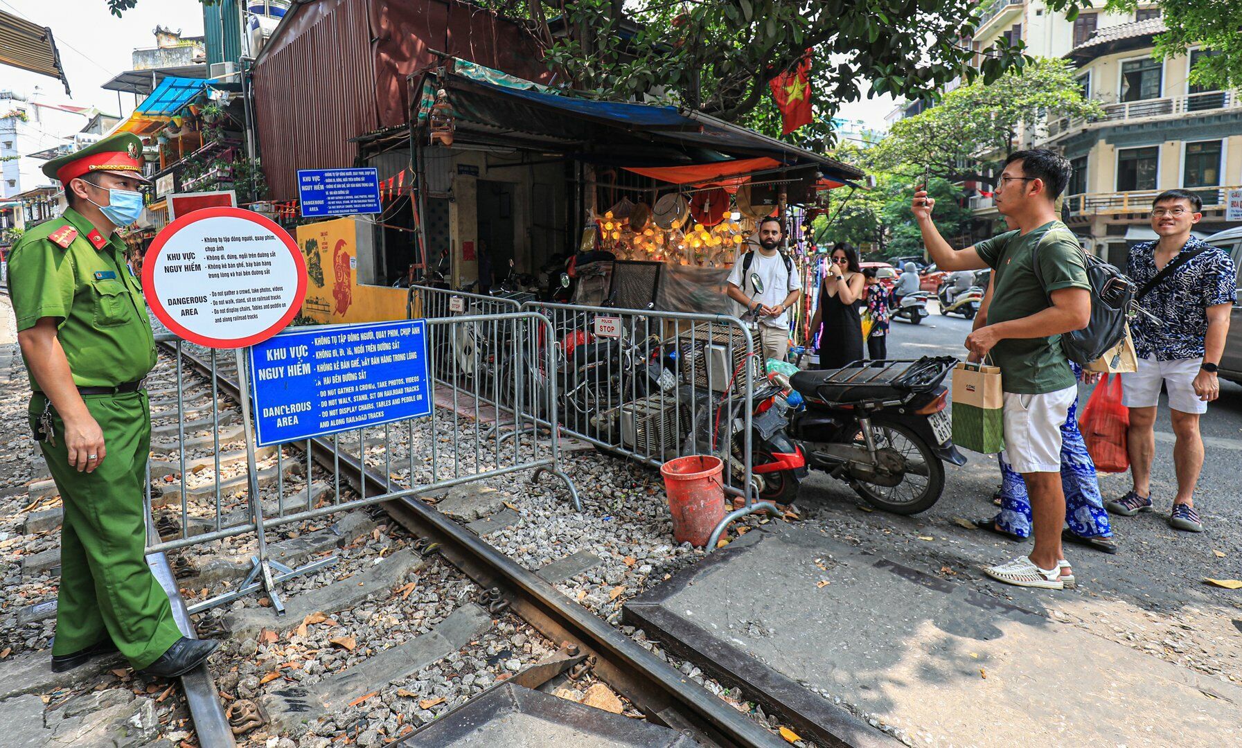 Trước đ&oacute;, từ ng&agrave;y 15/9, C&ocirc;ng an phường H&agrave;ng B&ocirc;ng v&agrave; phường Cửa Đ&ocirc;ng (quận Ho&agrave;n Kiếm, TP H&agrave; Nội) đ&atilde; lập h&agrave;ng r&agrave;o, ngăn kh&ocirc;ng cho du kh&aacute;ch v&agrave;o phố c&agrave; ph&ecirc; đường t&agrave;u (đoạn thuộc địa phận quận Ho&agrave;n Kiếm).