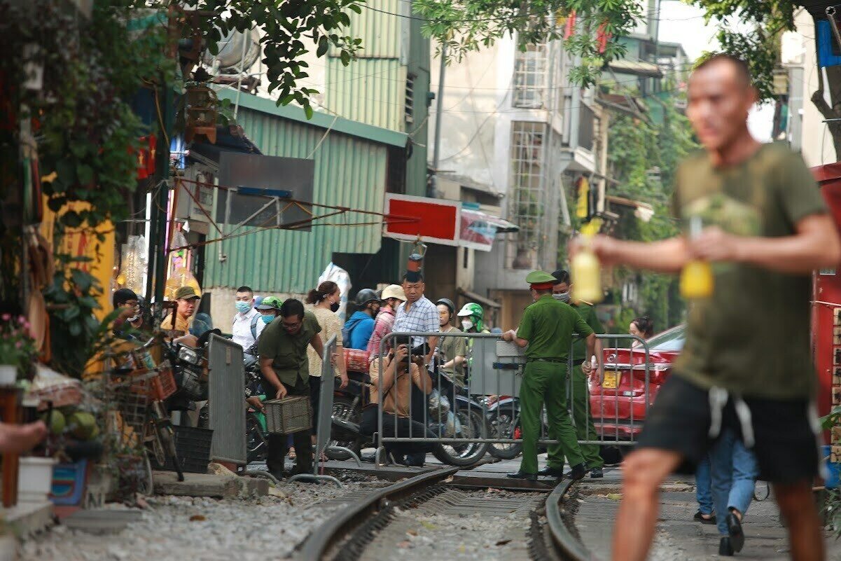 Lực lượng chức năng phường chia l&agrave;m 4 ca, trực từ 7 giờ s&aacute;ng đến 23 giờ đ&ecirc;m mỗi ng&agrave;y để nhắc nhở du kh&aacute;ch kh&ocirc;ng được v&agrave;o khu vực đ&atilde; bị cấm.