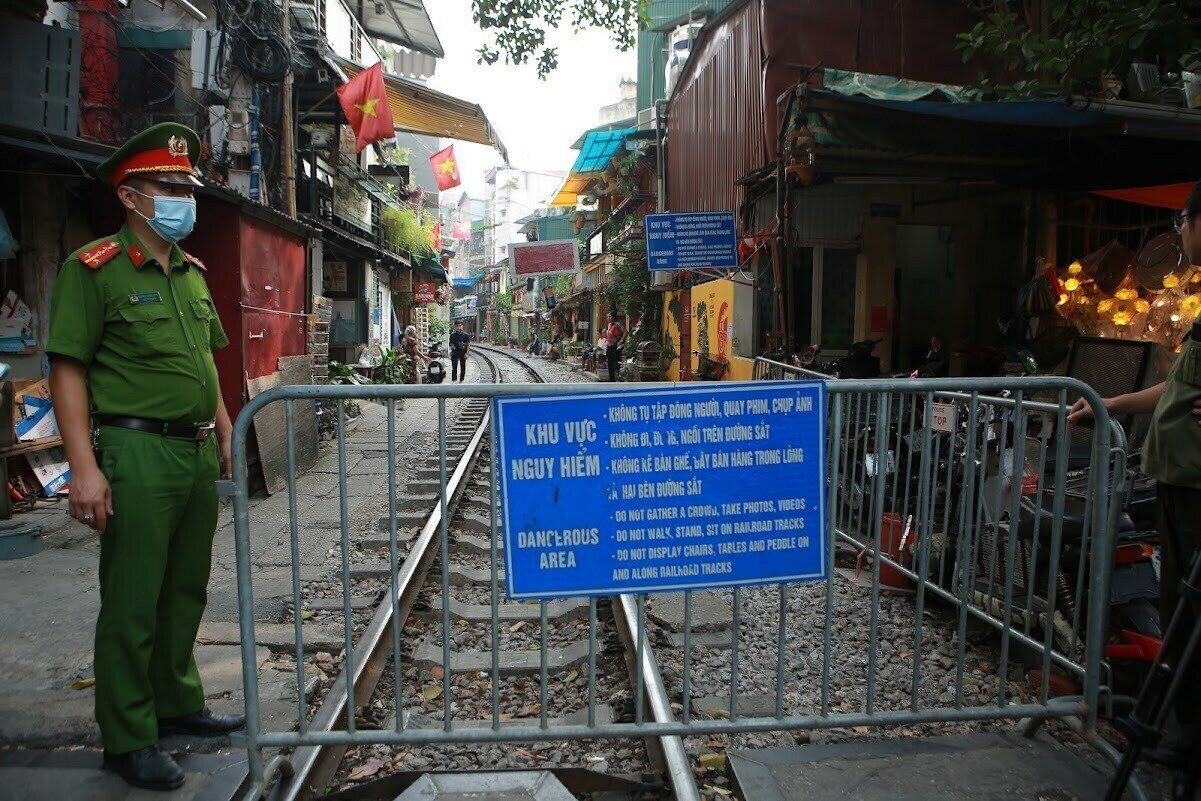 Nhưng chỉ những đoạn đường t&agrave;u c&oacute; lực lượng chức năng chốt trực, th&igrave; du kh&aacute;ch mới nghi&ecirc;m chỉnh chấp h&agrave;nh, kh&ocirc;ng vi phạm h&agrave;nh lang an to&agrave;n đường sắt như thế n&agrave;y.