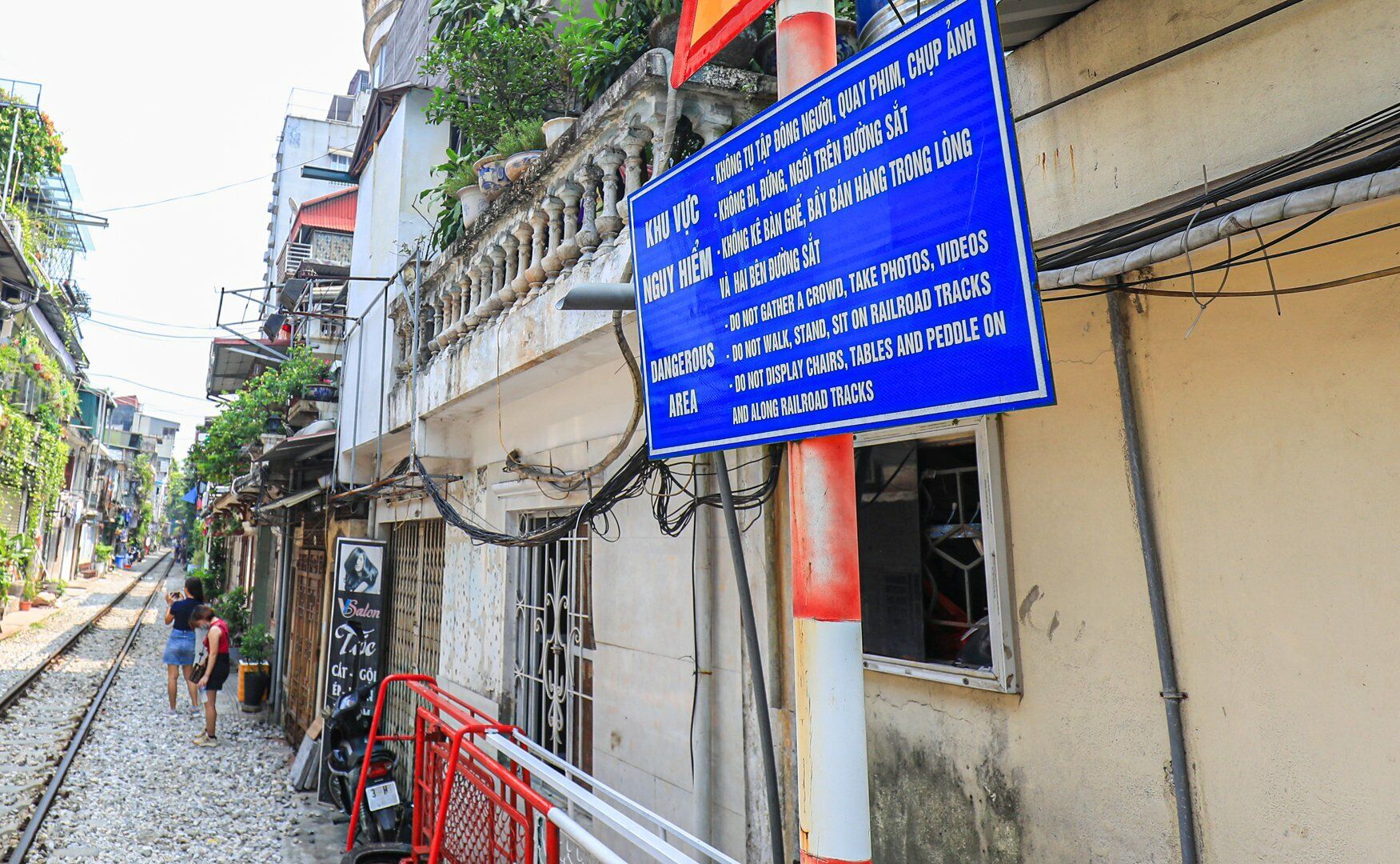 Trong khi đ&oacute;, s&aacute;ng 19/9, c&aacute;c h&agrave;ng qu&aacute;n c&agrave; ph&ecirc; ở đ&acirc;y đều nghi&ecirc;m chỉnh chấp h&agrave;nh việc dừng kinh doanh. C&aacute;c du kh&aacute;ch v&agrave;o chỉ chụp ảnh kh&ocirc;ng c&ograve;n ngồi ăn uống ở ven đường sắt.