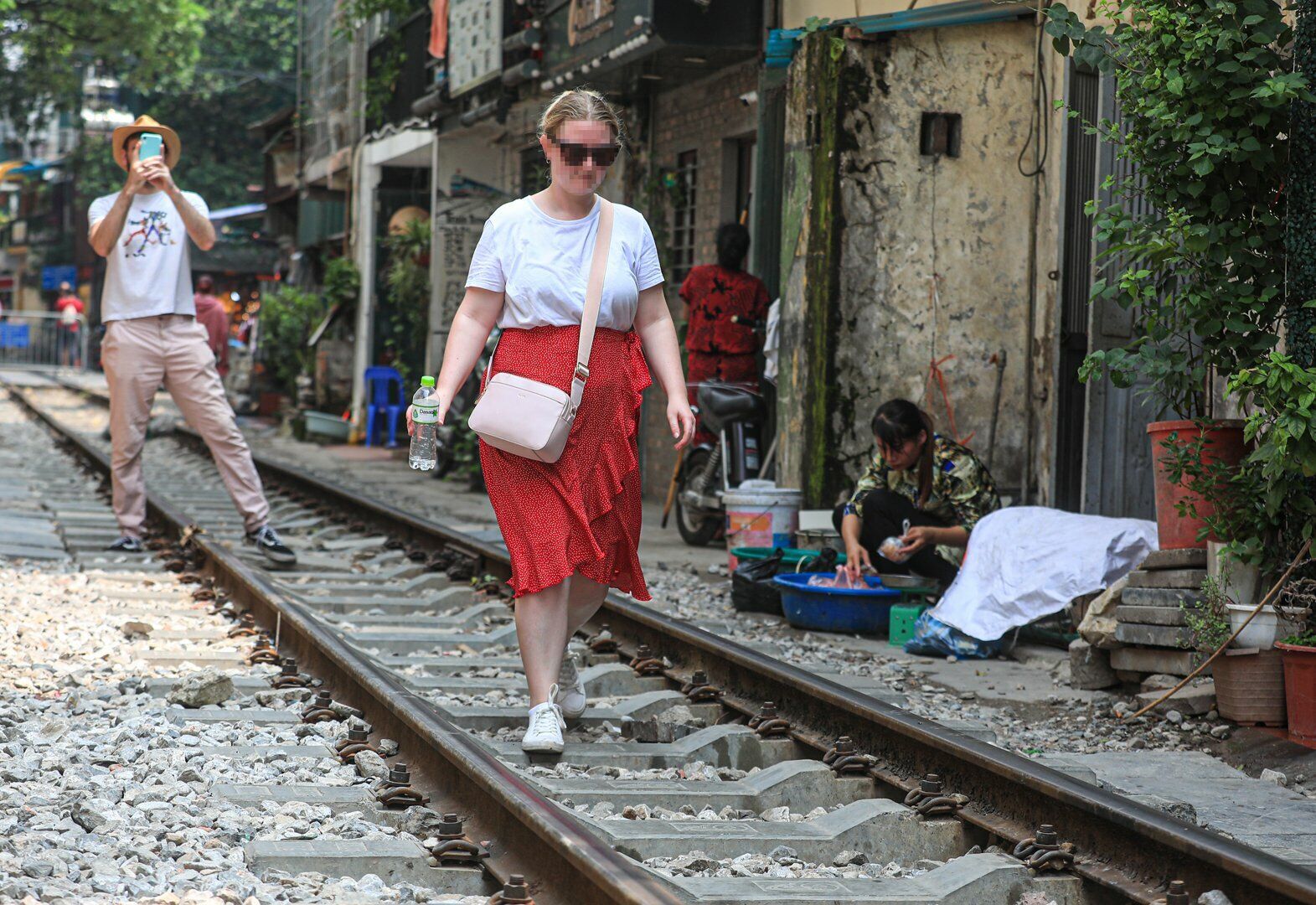 Hoặc thoải m&aacute;i thả d&aacute;ng đi bộ thong thả giữa đường t&agrave;u như tr&ecirc;n vỉa h&egrave;.