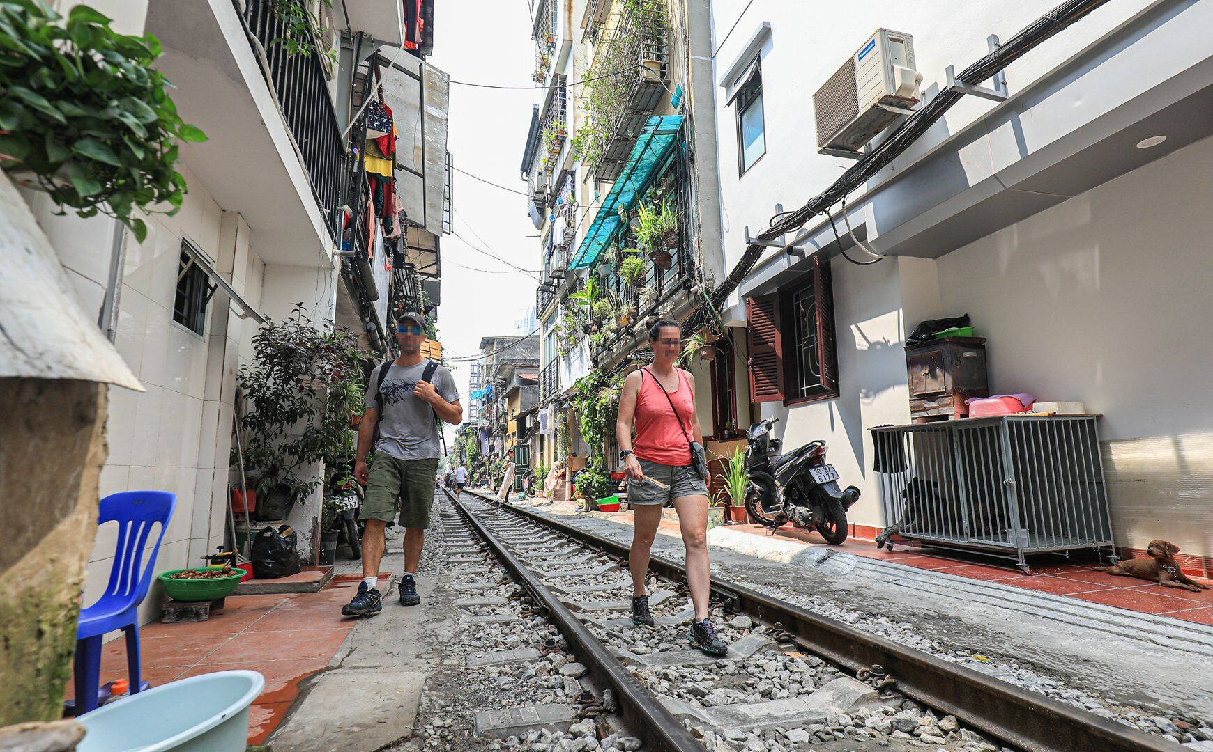 Khoảng 12h ng&agrave;y 18/9, tại khu vực đường ngang phố Trần Ph&uacute; - L&yacute; Nam Đế nằm gi&aacute;p ranh giữa địa b&agrave;n phường Cửa Đ&ocirc;ng, quận Ho&agrave;n Kiếm v&agrave; phường Điện Bi&ecirc;n, quận Ba Đ&igrave;nh, khi c&oacute; t&agrave;u chuẩn bị chạy qua, nh&acirc;n vi&ecirc;n g&aacute;c chắn t&agrave;u đ&atilde; k&eacute;o chắn đường v&agrave; c&ograve;i b&aacute;o động, nhưng một du kh&aacute;ch vẫn l&aacute;ch qua khu vực chắn t&agrave;u v&agrave;o chụp ảnh trong phố c&agrave; ph&ecirc; đường t&agrave;u. Do bất cẩn, du kh&aacute;ch n&agrave;y đ&atilde; va chạm với đo&agrave;n t&agrave;u chạy qua, bị văng v&agrave;o tường. Rất may, du kh&aacute;ch may mắn kh&ocirc;ng bị thương nặng, đ&atilde; tự đứng dậy v&agrave; rời khỏi hiện trường.