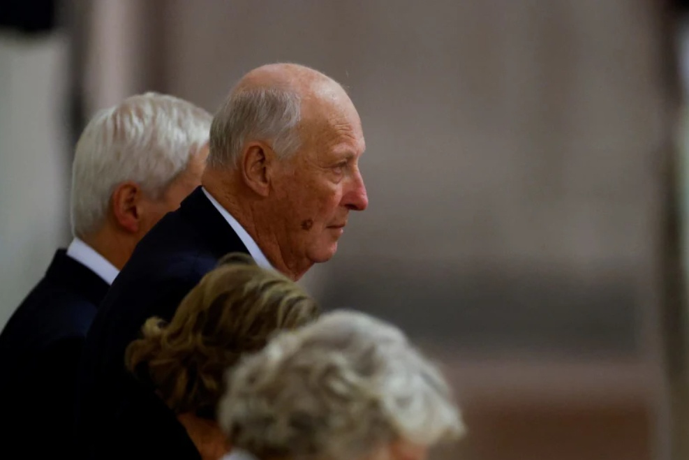 Nghi thức tang lễ sẽ kết th&uacute;c bằng 2 ph&uacute;t mặc niệm tr&ecirc;n to&agrave;n nước Anh để tưởng nhớ cố Nữ ho&agrave;ng Elizabeth II. 
Trong ảnh, Quốc vương Na Uy Harald viếng cố Nữ ho&agrave;ng Elizabeth II.