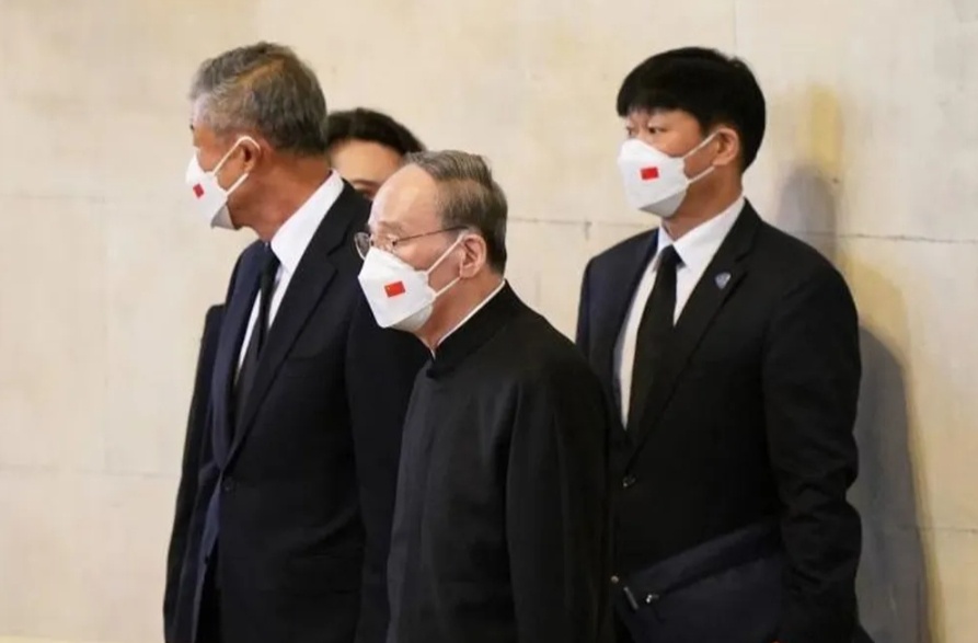 C&aacute;c ch&aacute;u của cố Nữ ho&agrave;ng l&agrave; Ho&agrave;ng tử George v&agrave; C&ocirc;ng ch&uacute;a Charlotte, con của Th&aacute;i tử William cũng sẽ tham dự tang lễ. 
Trong ảnh, Ph&oacute; Chủ tịch Trung Quốc Vương Kỳ Sơn viếng cố Nữ ho&agrave;ng Elizabeth II.