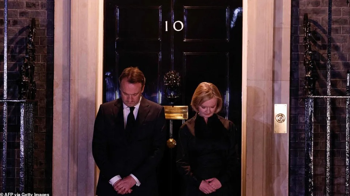 Nữ ho&agrave;ng Elizabeth II qua đời ng&agrave;y 8/9 tại L&acirc;u đ&agrave;i Balmoral, Scotland, hưởng thọ 96 tuổi sau hơn 70 năm trị v&igrave; nước Anh. 
Trong ảnh, Thủ tướng Anh  Liz Truss c&ugrave;ng phu qu&acirc;n thực hiện nghi thức mặc niệm tưởng nhớ cố Nữ ho&agrave;ng Anh tại số 10 phố Downing.