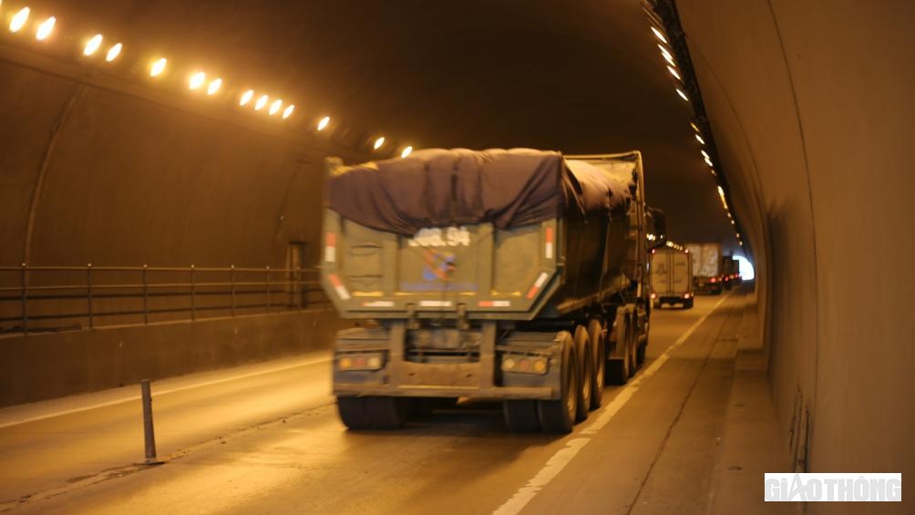 Theo phản &aacute;nh của c&aacute;c t&agrave;i xế, hệ thống chiếu s&aacute;ng yếu, cọc phản quang ph&acirc;n l&agrave;n bị bụi phủ mờ l&agrave;m giảm khả năng quan s&aacute;t.