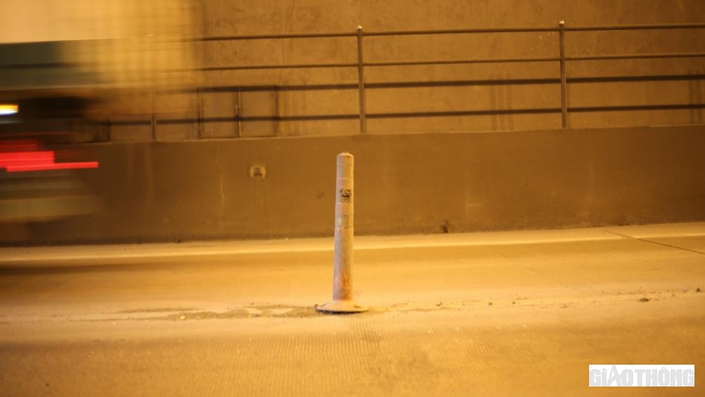 Theo &ocirc;ng Dương Việt Th&aacute;i - Hạt trưởng Hạt Đ&egrave;o Ngang (C&ocirc;ng ty CP 456) cho biết: Vừa qua, thời tiết mưa nhiều n&ecirc;n chưa kịp lau ch&ugrave;i c&aacute;c cọc ph&acirc;n l&agrave;n, c&ograve;n hệ thống đ&egrave;n đơn vị chủ quản cho chiếu s&aacute;ng xen kẻ để ph&ugrave; hợp với &aacute;nh s&aacute;ng b&ecirc;n ngo&agrave;i  hầm. Việc mặt đường trong hầm v&agrave; 2 lối dẫn v&agrave;o hầm hằn h&uacute;n hiện đơn vị đ&atilde; b&aacute;o với c&ocirc;ng ty duy tu để c&oacute; kế hoạch sửa lại.