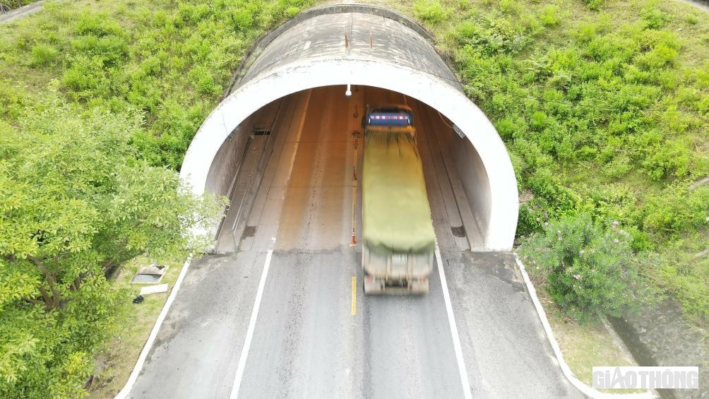 Ghi nhận của PV B&aacute;o Giao th&ocirc;ng, tuyến đường dẫn v&agrave;o 2 b&ecirc;n mặt hầm bị lồi l&otilde;m, sụt l&uacute;n tạo nhiều vống khoai tr&ecirc;n mặt đường.