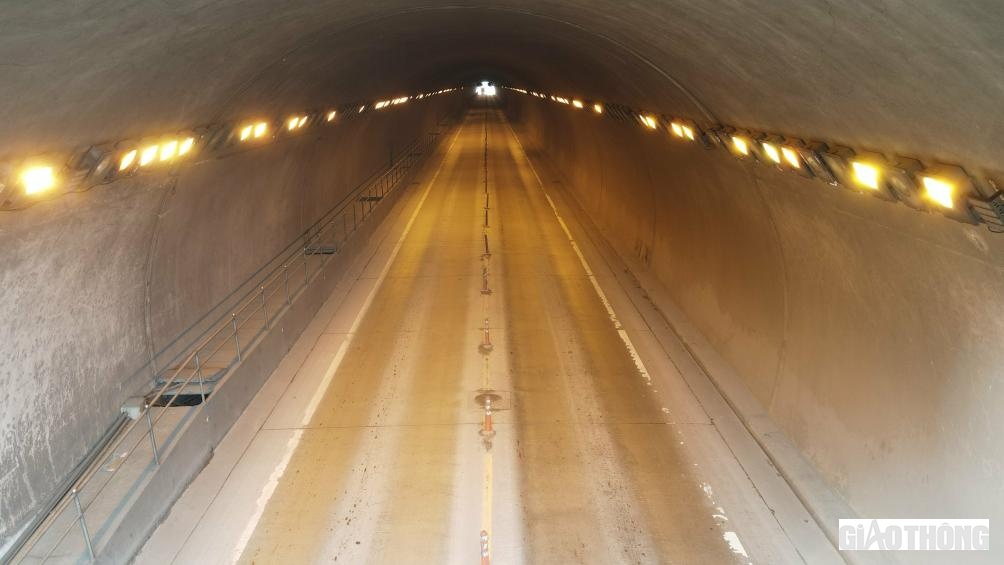 Ph&iacute;a trong hầm đường bộ Đ&egrave;o Ngang hằn l&uacute;n k&eacute;o d&agrave;i
