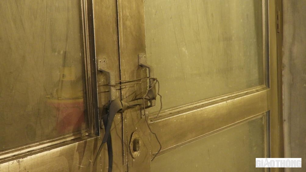 Cửa đựng dụng cụ cứu hỏa được kh&oacute;a lại một c&aacute;ch sơ s&agrave;i.