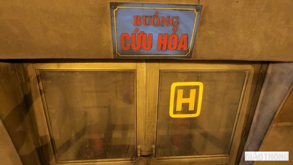 Bụi phủ d&agrave;y đặc tr&ecirc;n cửa buồng dụng cụ cứu hỏa.