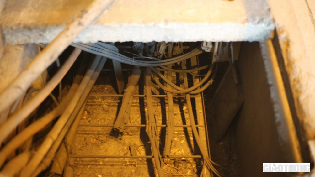 Lối đi bộ trong hầm được được đơn vị quản l&yacute; cạy l&ecirc;n để bảo dưỡng thiết bị điện nhưng chưa được đ&oacute;ng lại.