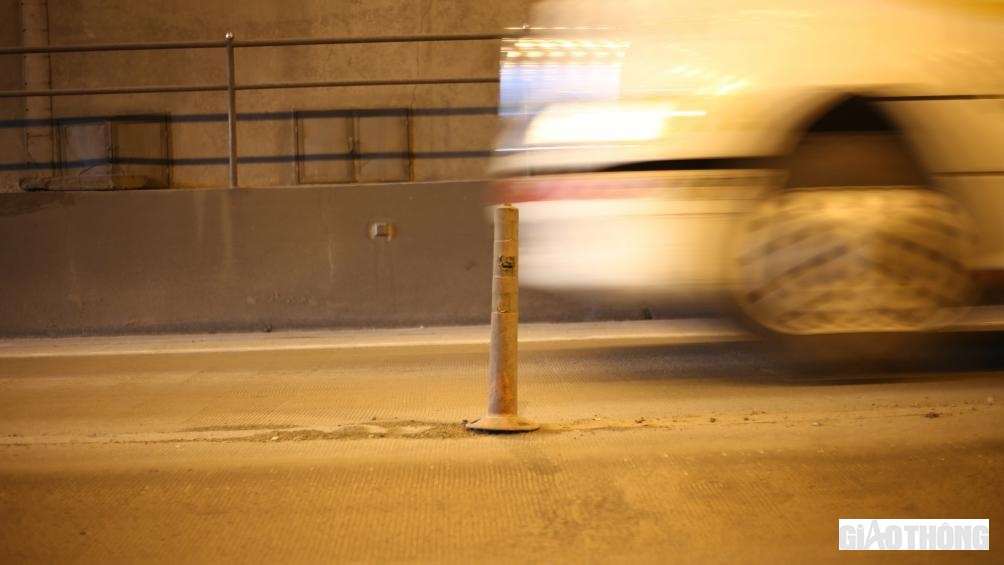 Cọc ph&acirc;n l&agrave;n bụi phủ k&iacute;n, xi&ecirc;u vẹo kh&ocirc;ng ph&aacute;t &aacute;nh s&aacute;ng phản quang để cảnh b&aacute;o cho c&aacute;c phương tiện.