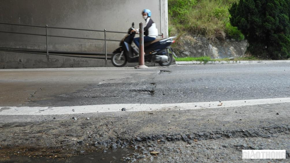 Lối dẫn v&agrave;o hầm ph&iacute;a Nam (Quảng B&igrave;nh) hư hỏng, xuống cấp.