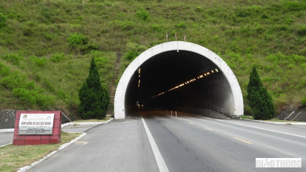 Đường dẫn v&agrave;o hầm từ ph&iacute;a H&agrave; Tĩnh hằn l&uacute;n.