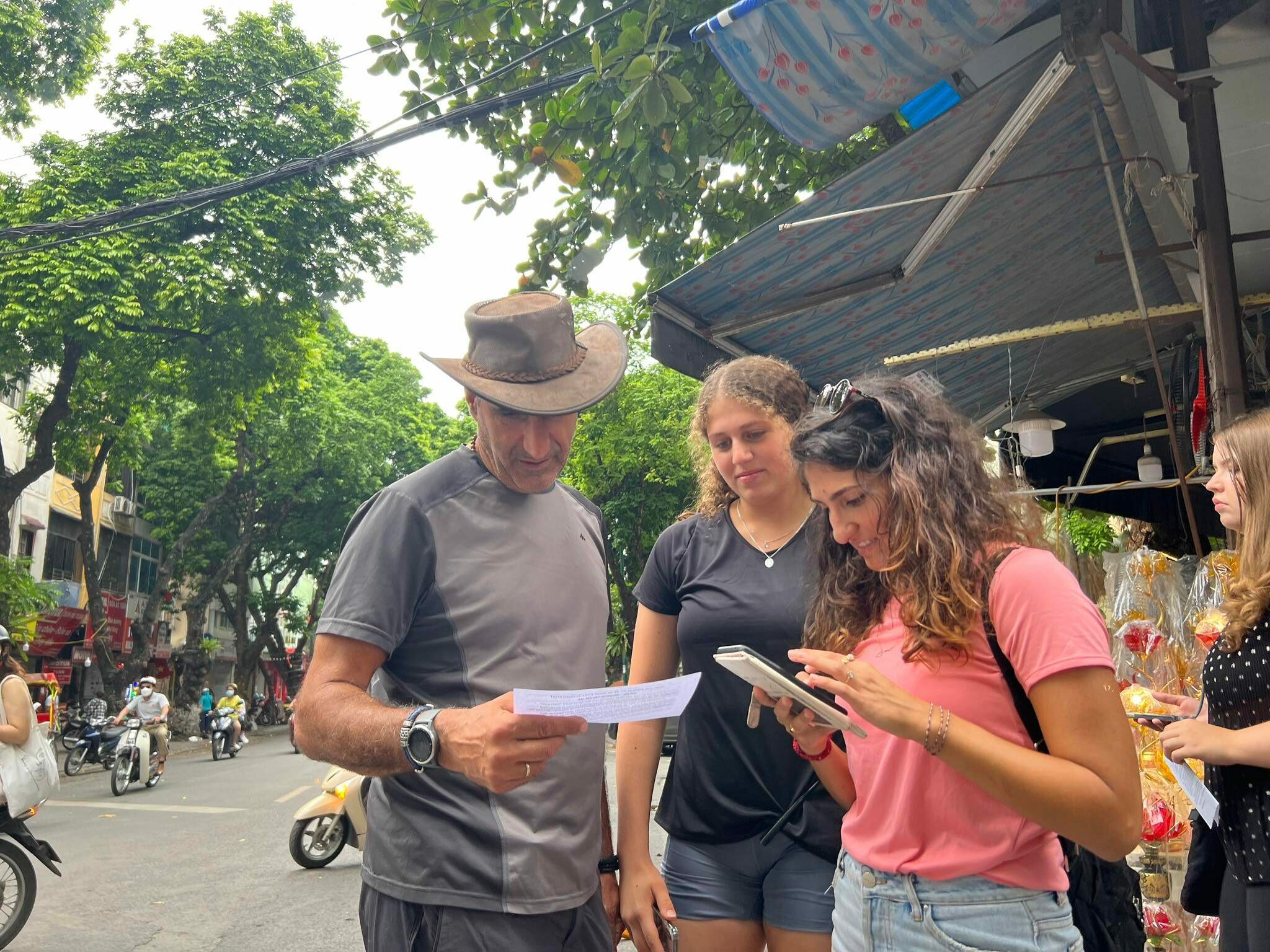 Rất nhiều du kh&aacute;ch khi được ph&aacute;t tờ rơi cập nhật t&igrave;nh h&igrave;nh "phố đường t&agrave;u" đều vui vẻ chấp h&agrave;nh hướng dẫn của lực lượng cắm chốt tại khu vực tr&ecirc;n, kh&ocirc;ng bước qua h&agrave;ng r&agrave;o an ninh v&agrave;o chụp ảnh lưu niệm, kh&ocirc;ng tập trung đ&ocirc;ng người tại khu vực đường sắt giao với đường bộ tr&ecirc;n phố Trần Ph&uacute;, Điện Bi&ecirc;n, L&ecirc; Duẩn.