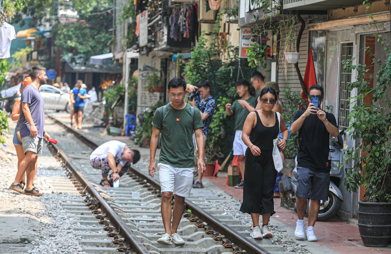 Trước đ&oacute; tại khu vực n&agrave;y, sau gi&atilde;n c&aacute;ch x&atilde; hội xuất hiện trở lại t&igrave;nh trạng đ&ocirc;ng nghẹt du kh&aacute;ch trong v&agrave; ngo&agrave;i nước đến uống c&agrave; ph&ecirc;, chụp ảnh.