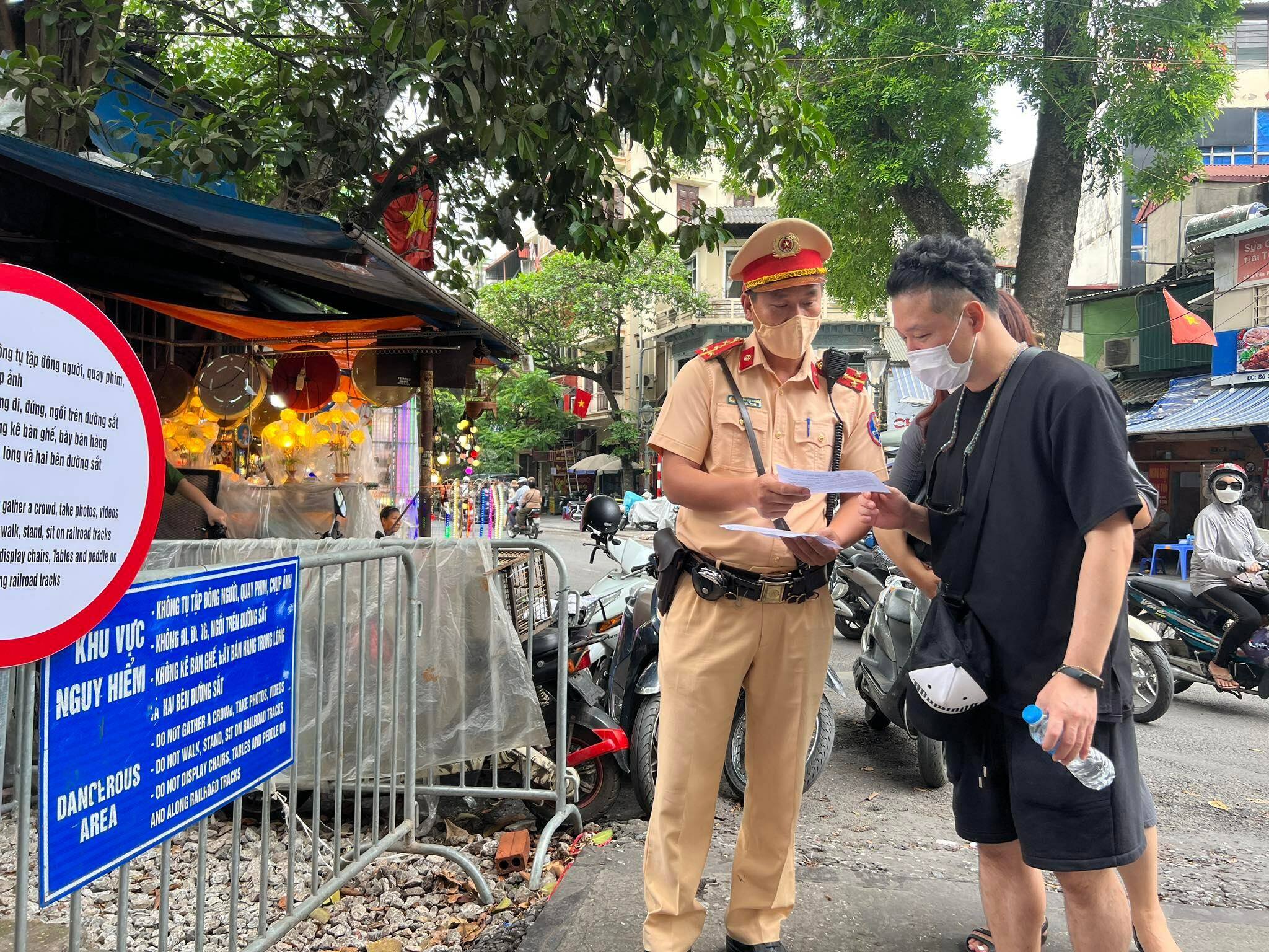 Nhiều du kh&aacute;ch nước ngo&agrave;i c&ograve;n đề nghị được chụp ảnh lưu niệm c&ugrave;ng CSGT sau khi được tuy&ecirc;n truyền.