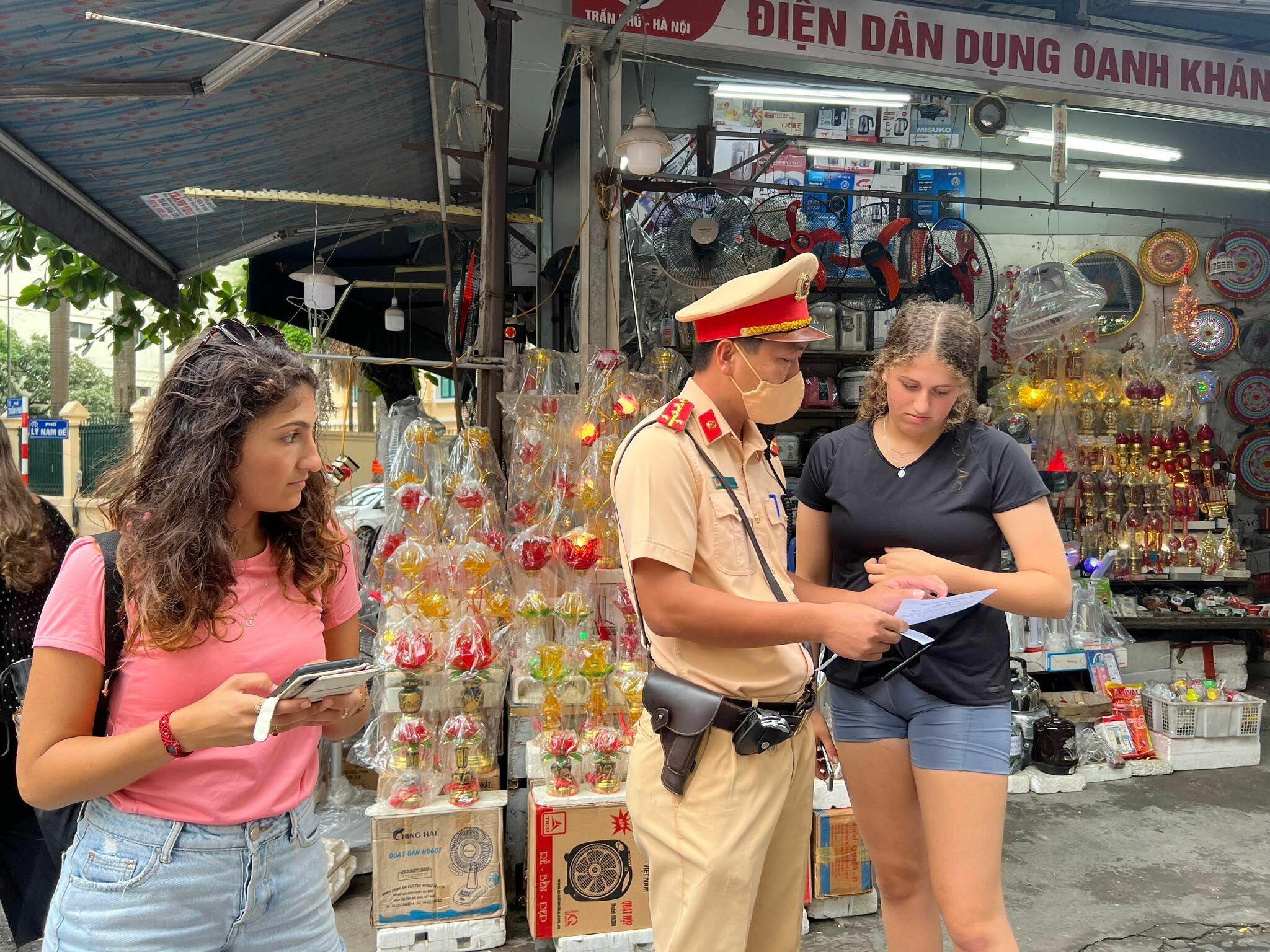 Thiếu t&aacute; Nguyễn Văn Khương, Ph&oacute; đội trưởng Đội CSGT đường sắt cho biết, tr&ecirc;n cơ sở b&aacute;m s&aacute;t t&igrave;nh h&igrave;nh thực tiễn, tờ rơi bằng song ngữ Anh - Việt được đơn vị nghi&ecirc;n cứu v&agrave; đề xuất ph&aacute;t h&agrave;nh với nội dung tập trung v&agrave; cảnh b&aacute;o c&aacute;c nguy cơ khi du kh&aacute;ch vui chơi, chụp ảnh tại khu vực h&agrave;nh lang ATGT đường sắt. Nội dung tờ rơi cũng cập nhật th&ocirc;ng tin đ&atilde; đ&oacute;ng cửa những qu&aacute;n c&agrave; ph&ecirc; trong h&agrave;nh lang ATGT đường sắt.