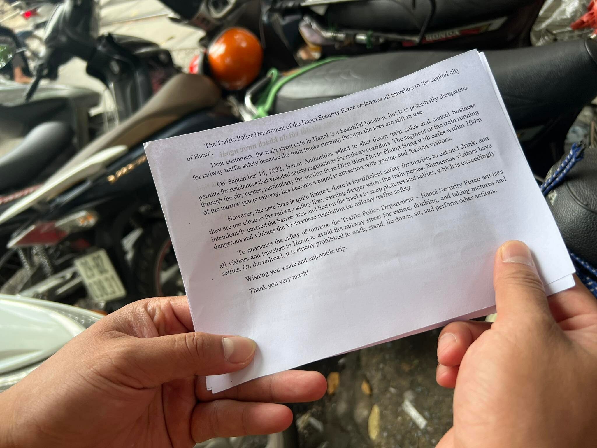 Nội dung tờ rơi tập trung v&agrave;o cảnh b&aacute;o c&aacute;c nguy cơ khi du kh&aacute;ch vui chơi, chụp ảnh tại khu vực đường sắt c&oacute; t&agrave;u hoả chạy qua h&agrave;ng ng&agrave;y.