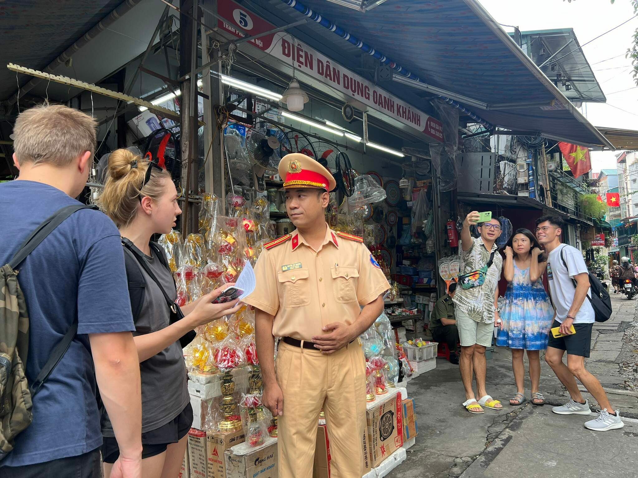 &ldquo;K&iacute;nh thưa qu&yacute; kh&aacute;ch, phố c&agrave; ph&ecirc; đường t&agrave;u ở H&agrave; Nội l&agrave; nơi c&oacute; khung cảnh độc đ&aacute;o, nhưng tiềm ẩn mối nguy hiểm cho ATGT đường sắt, l&yacute; do l&agrave; đường ray xe lửa đi dọc khu vực vẫn hoạt động. Ng&agrave;y 14/9/2022, TP H&agrave; Nội đ&atilde; y&ecirc;u cầu đ&oacute;ng cửa c&aacute;c qu&aacute;n c&agrave; ph&ecirc; đường t&agrave;u, thu hồi giấy ph&eacute;p kinh doanh đối với c&aacute;c hộ vi phạm an to&agrave;n h&agrave;nh lang đường sắt", c&aacute;n bộ CSGT H&agrave; Nội th&ocirc;ng b&aacute;o.

Đoạn đường t&agrave;u chạy qua trung t&acirc;m th&agrave;nh phố, đặc biệt đoạn từ đường Điện Bi&ecirc;n Phủ đến Ph&ugrave;ng Hưng với c&aacute;c qu&aacute;n c&agrave; ph&ecirc; trải d&agrave;i 100m dọc tuyến đường sắt khổ hẹp trở th&agrave;nh điểm đến y&ecirc;u th&iacute;ch của nhiều bạn trẻ v&agrave; du kh&aacute;ch nước ngo&agrave;i. Tuy nhi&ecirc;n, kh&ocirc;ng gian ở đ&acirc;y rất nhỏ, kh&ocirc;ng đủ chỗ cho du kh&aacute;ch ngồi ăn, uống giữ khoảng c&aacute;ch với h&agrave;nh lang an to&agrave;n đường sắt v&agrave; g&acirc;y mất an to&agrave;n khi đo&agrave;n t&agrave;u chạy qua. Nhiều kh&aacute;ch du lịch đ&atilde; cố t&igrave;nh đi v&agrave;o khu vực dựng r&agrave;o chắn, nằm ngồi tr&ecirc;n đường ray, chấp nhận rủi ro để chụp h&igrave;nh l&agrave; điều hết sức nguy hiểm v&agrave; vi phạm nghi&ecirc;m trọng c&aacute;c quy định của luật an to&agrave;n giao th&ocirc;ng đường sắt Việt Nam.

Để đảm bảo an to&agrave;n cho c&aacute;c du kh&aacute;ch Ph&ograve;ng Cảnh s&aacute;t giao th&ocirc;ng (C&ocirc;ng an th&agrave;nh phố H&agrave; Nội đề nghị mọi du kh&aacute;ch đến thăm quan, du lịch tại H&agrave; Nội kh&ocirc;ng đến ăn uống, chụp h&igrave;nh tại &ldquo;phố đường t&agrave;u&rdquo;. Nghi&ecirc;m cấm c&aacute;c h&agrave;nh vi đi, đứng, nằm, ngồi v&agrave; c&aacute;c h&agrave;nh vi kh&aacute;c tr&ecirc;n đường sắt. Ch&uacute;c qu&yacute; kh&aacute;ch c&oacute; một chuyến du lịch an to&agrave;n v&agrave; th&uacute; vị. Xin tr&acirc;n trọng cảm ơn!&rdquo;, nội dung tờ rơi n&ecirc;u r&otilde;.