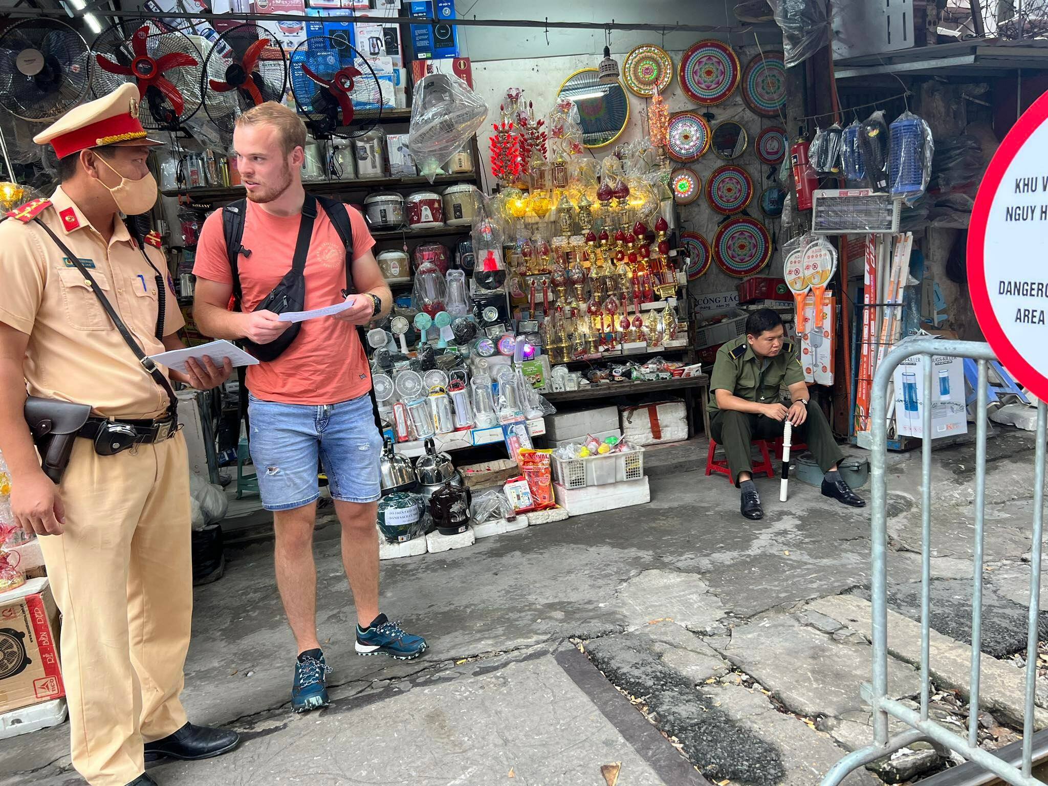 Anh Normal (sinh năm 1995 quốc tịch NewZealand) b&agrave;y tỏ, rất đồng t&igrave;nh với việc bảo đảm an to&agrave;n t&iacute;nh mạng con người như nội dung tời rơi tuy&ecirc;n truyền được cung cấp.